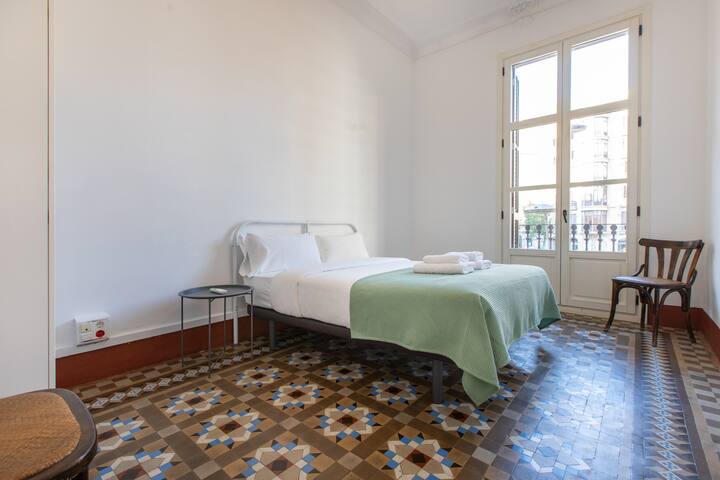 Big apartment for groups in BCN city center gallery image 4