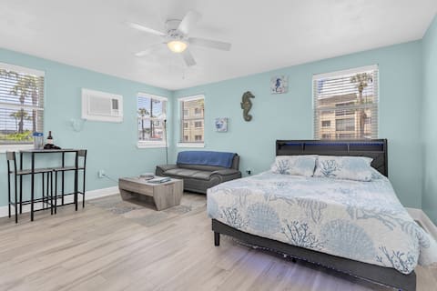 Top Airbnb: Updated Studio - Steps to the beach & heated pool in St. Pete Beach