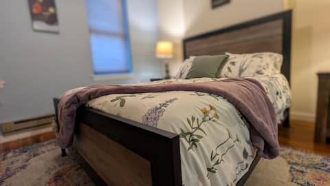 Downtown Rustic Oasis - Cyclists & Pets Welcomed!