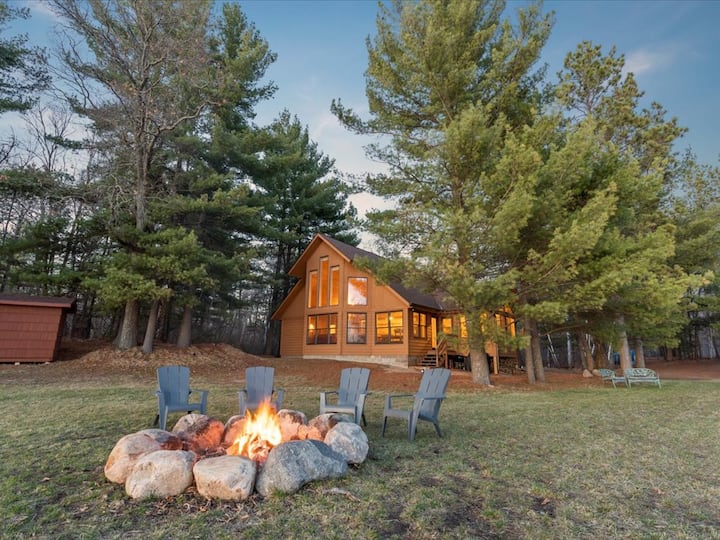 Lakeside 7 Acre Cabin | Private Pickleball Court!
