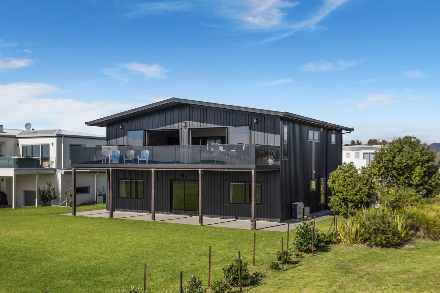 Black Bach- Beachfront Paradise Retreat 3