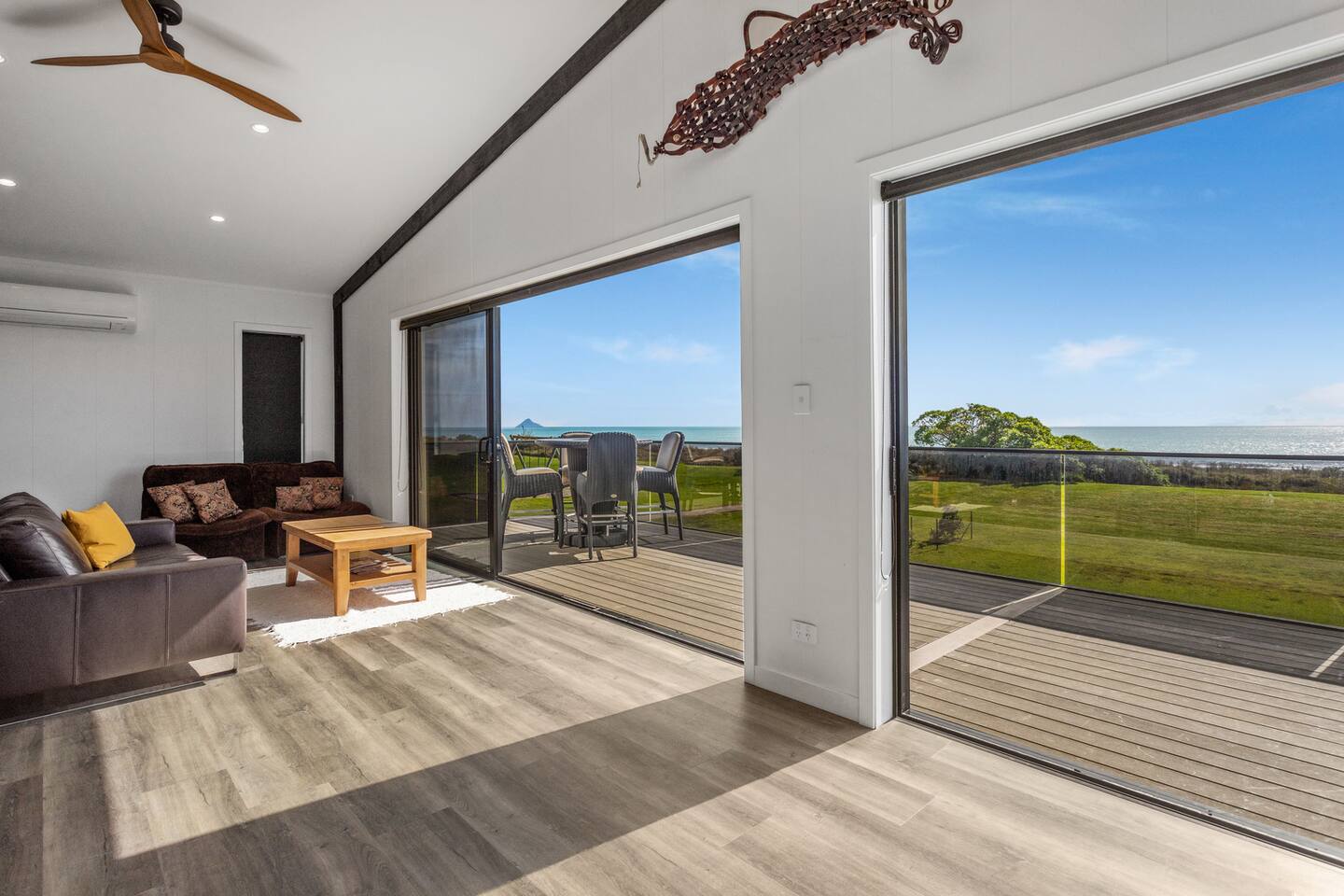 Black Bach- Beachfront Paradise Retreat 5