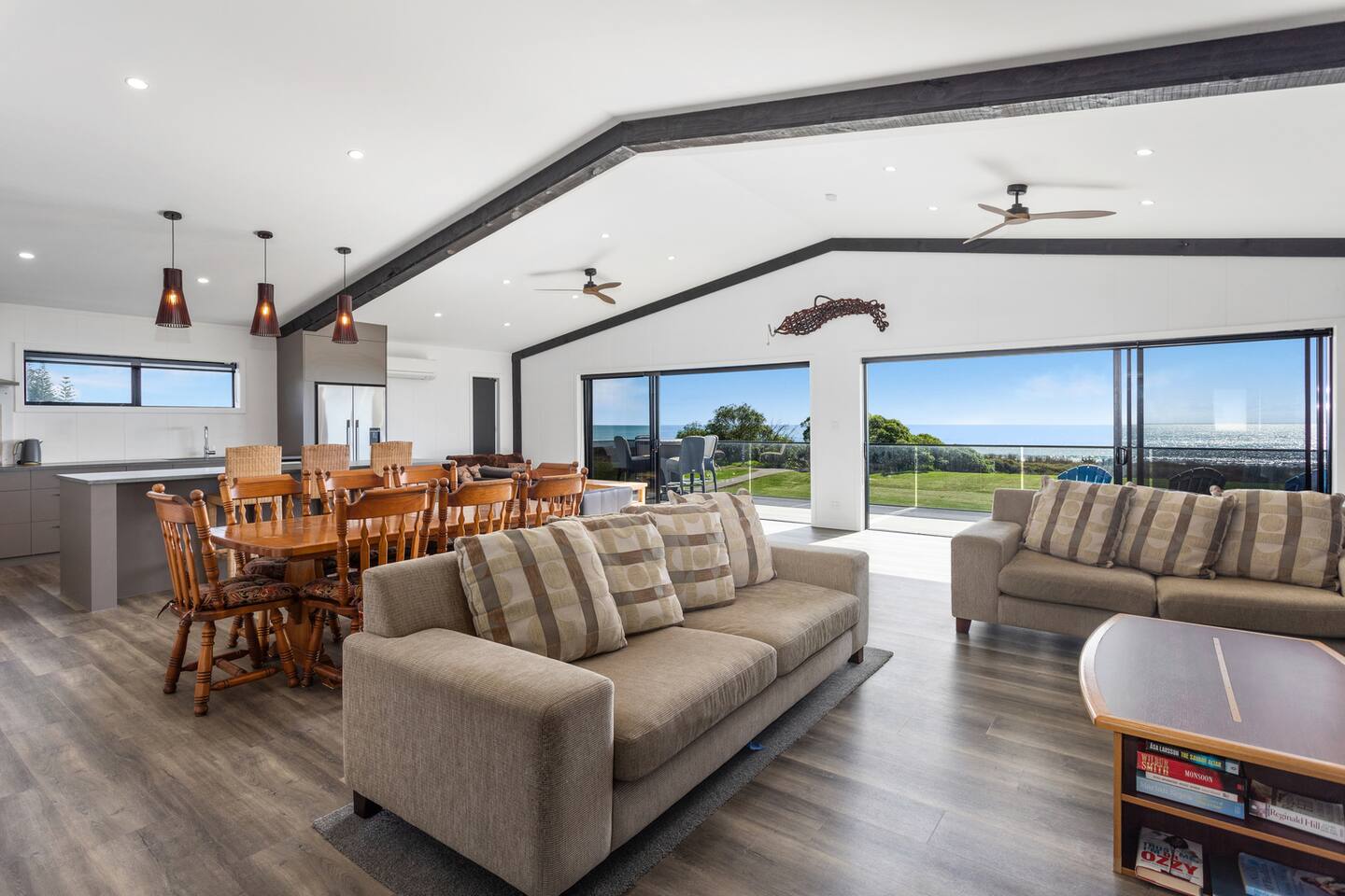 Black Bach- Beachfront Paradise Retreat 4