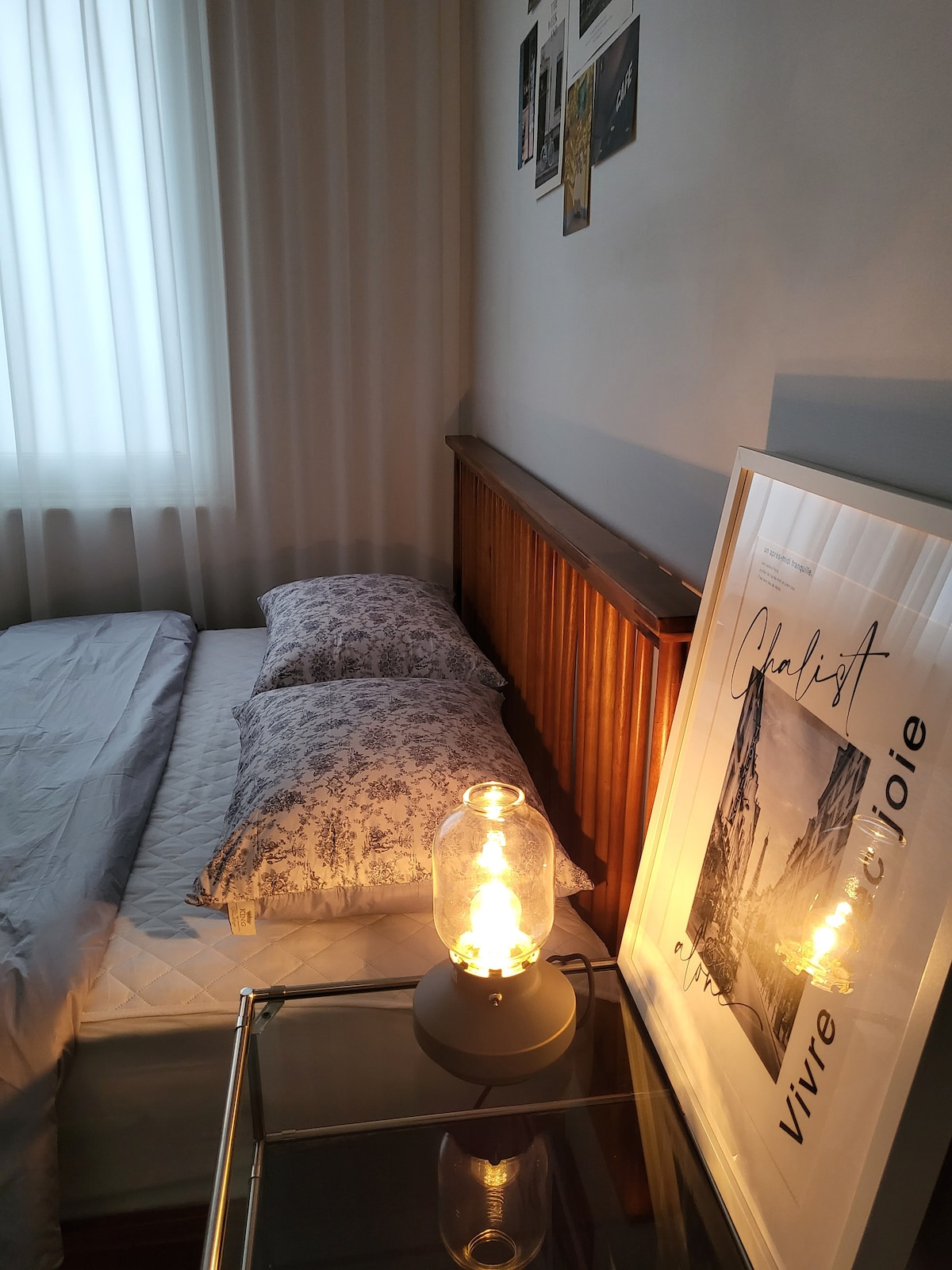 Habitación B _ 1 cama tamaño queen, ropa de cama prémium a prueba de alergias, aire acondicionado, percha, iluminación, mesita de noche