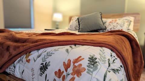 Downtown Rustic Oasis II - Cyclists Welcome!