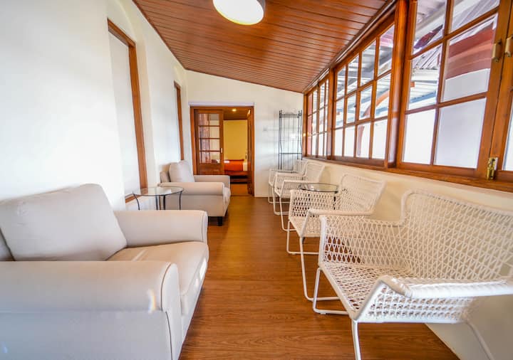 Დაისვენეთ ჩვენს მიმზიდველ მისაღებ ოთახში, სადაც კომფორტი ელეგანტურობას შეესაბამება. Ეს შესანიშნავი ადგილია სტუმრობისას განტვირთვისა და ერთმანეთთან დასაკავშირებლად