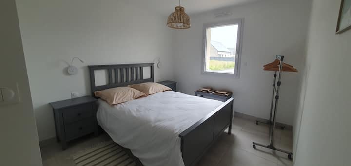 Chumba cha sakafu ya chini kilicho na bafu la chumbani.
Kitanda 140x200 (Duvet 240x220) kilicho na taa za ukuta za LED