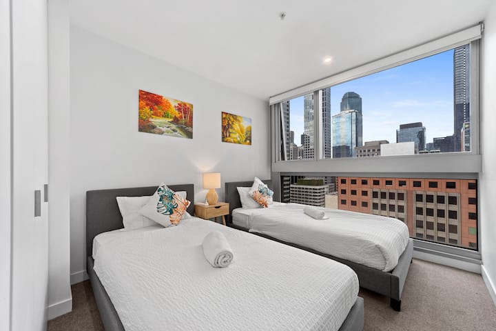 Kwa sababu ya mpangilio wa vitanda viwili vya mtu mmoja, kabati la nguo katika chumba hiki haliwezi kufunguliwa. Nguo zinahitaji kuning'inizwa kwenye kabati lingine la nguo. Ikiwa unajali jambo hili, tafadhali usiweke nafasi ya chumba hiki