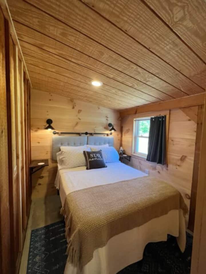 Posteľ v plnej veľkosti pre 2 osoby, posteľná bielizeň, odkladacie stolíky, veľa zásuviek. Svetlá na čítanie a tiež stropné úlohy. Nástenný stojan a vešiaky na oblečenie. Posuvné dvere poskytujú súkromie, ako aj zatemňovacie závesy, klimatizáciu a veľkú kredenciu v obývacej izbe.