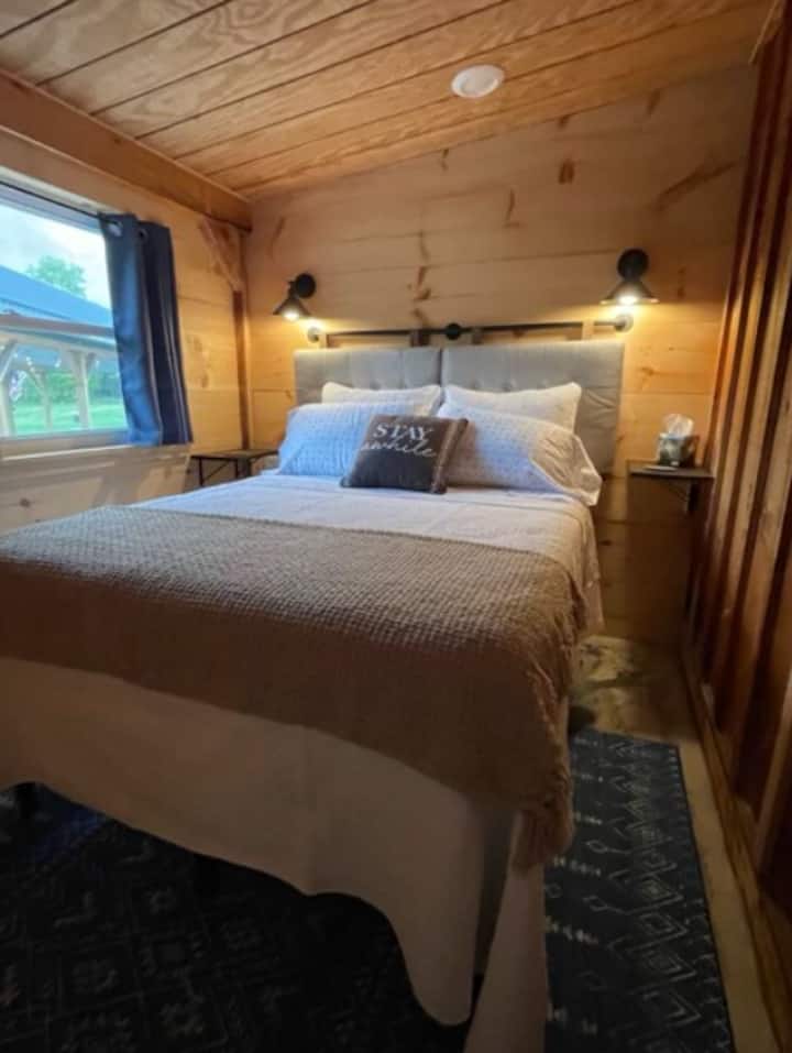 Posteľ v plnej veľkosti pre 2 osoby, posteľná bielizeň, odkladacie stolíky, veľa zásuviek. Svetlá na čítanie a tiež stropné úlohy. Nástenný stojan a vešiaky na oblečenie. Posuvné dvere poskytujú súkromie, ako aj zatemňovacie závesy, klimatizáciu a veľkú kredenciu v obývacej izbe.