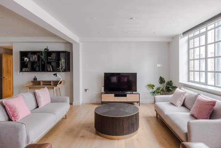 The Eyre Suite Five – Farringdon – by Frankie