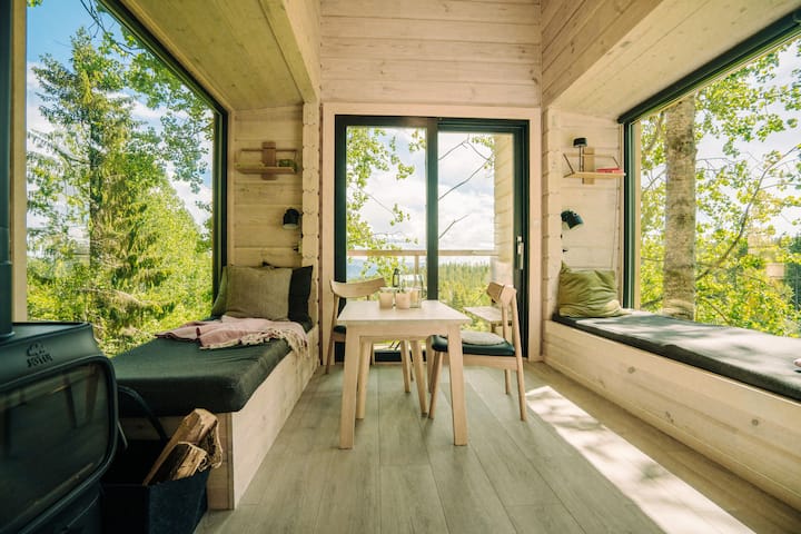 Divans-lits avec matelas. Les bancs mesurent 190 x 75 cm et 290 x 70 cm. Découvrez la magie de se réveiller au milieu des arbres.