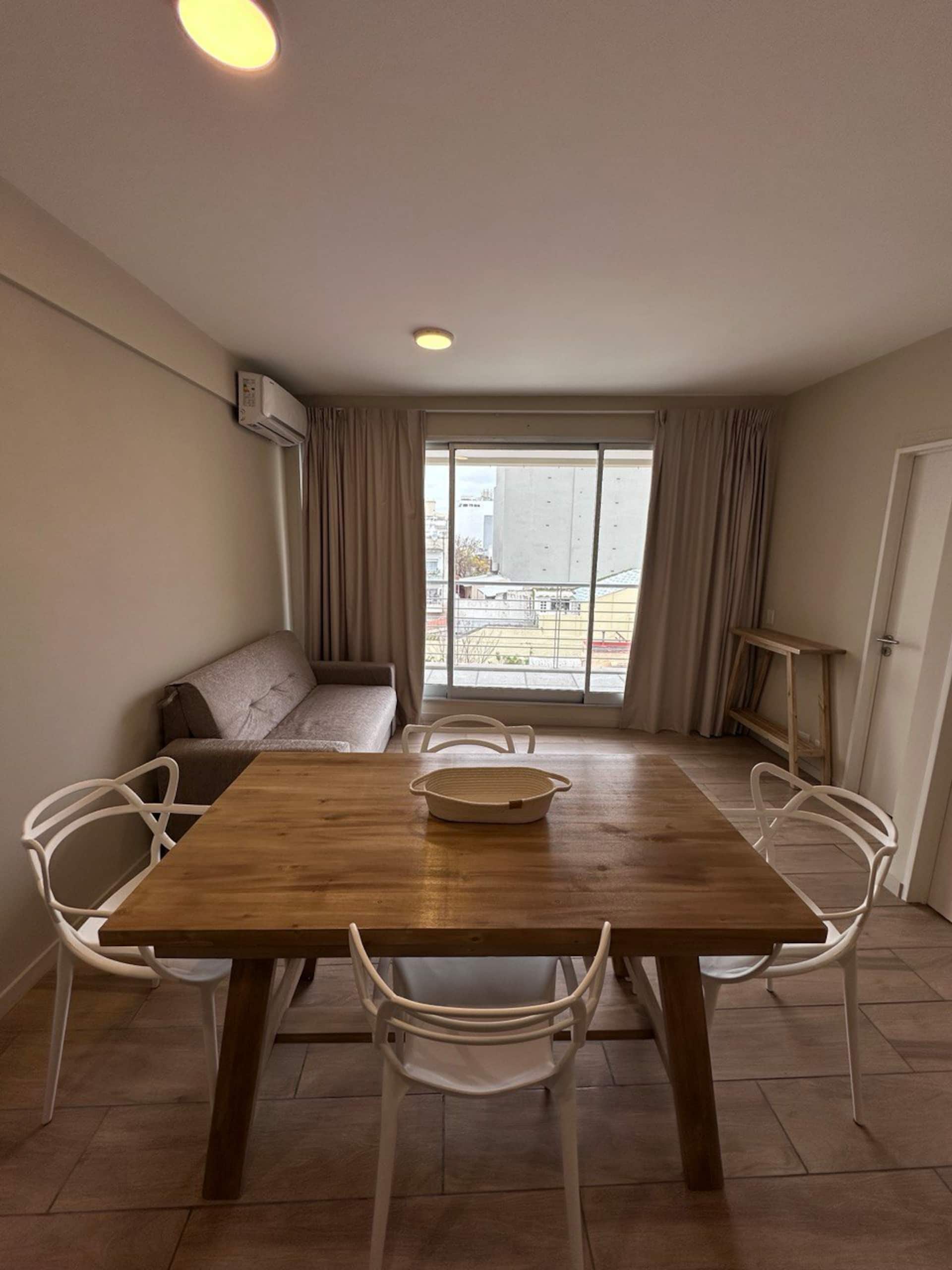 City Refuge: Saavedra, 2 Wood-Adorned Rooms