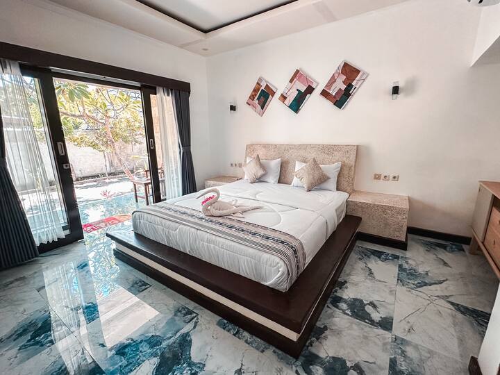 cama, de gran tamaño y muy cómoda