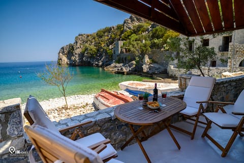 Sikies - Unique Beachfront Stone House in Mani