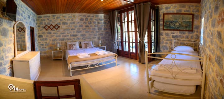 Rudi kwenye makao ambapo usanifu wa mawe wa kudumu hukutana na dari za mbao za joto, na kuunda mahali patakatifu pana na patulivu palipobuniwa kwa ajili ya mapumziko ya kurejesha na nyakati za amani.