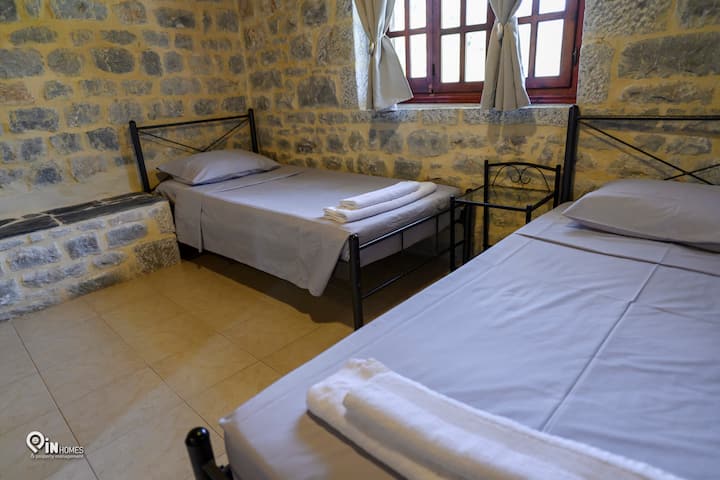 Furahia uzuri wa kijijini wa chumba hiki cha kulala kinachovutia, kinachoahidi usingizi wa utulivu kwa wote.