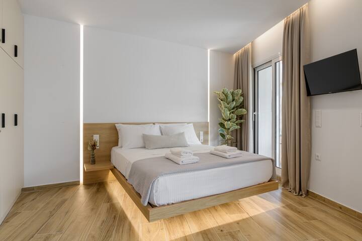 Central Sunny Loft with Plunge Pool. gallery image 3