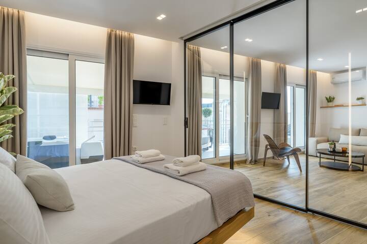 Central Sunny Loft with Plunge Pool. gallery image 2