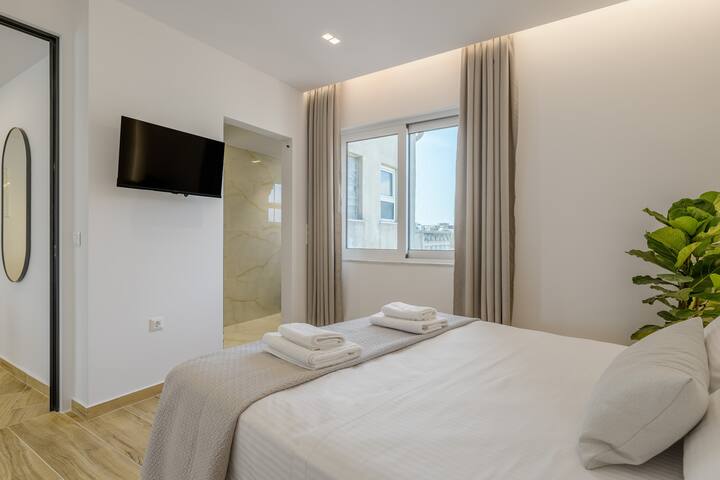 Central Sunny Loft with Plunge Pool. gallery image 4