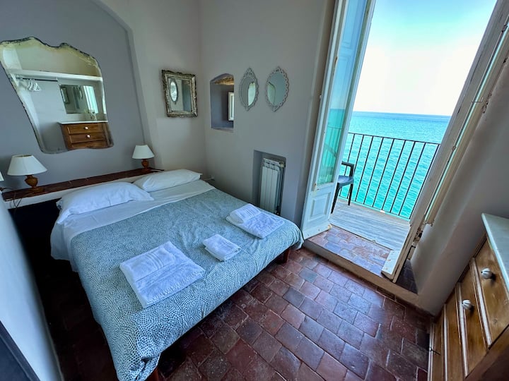 Spavaća soba na sjevernoj strani s balkonom s pogledom na liticu i more