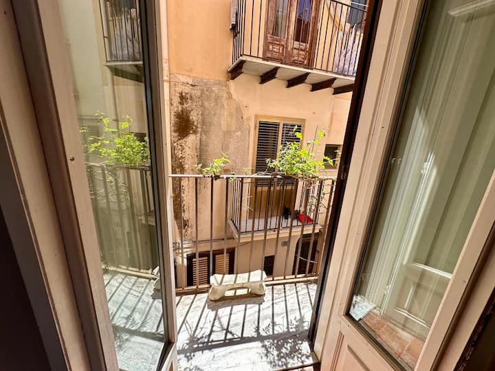 Spavaća soba na južnoj strani s balkonom u ulici Miceli