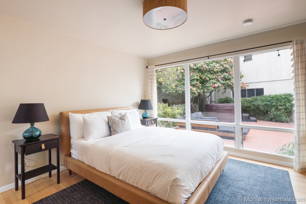 Спална соба на долниот кат со брачен кревет (широк 180