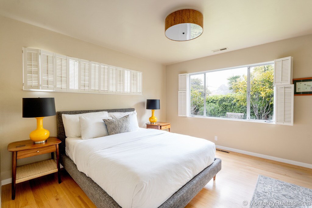 Спална соба долу со брачен кревет (широк 150 - 179 см)