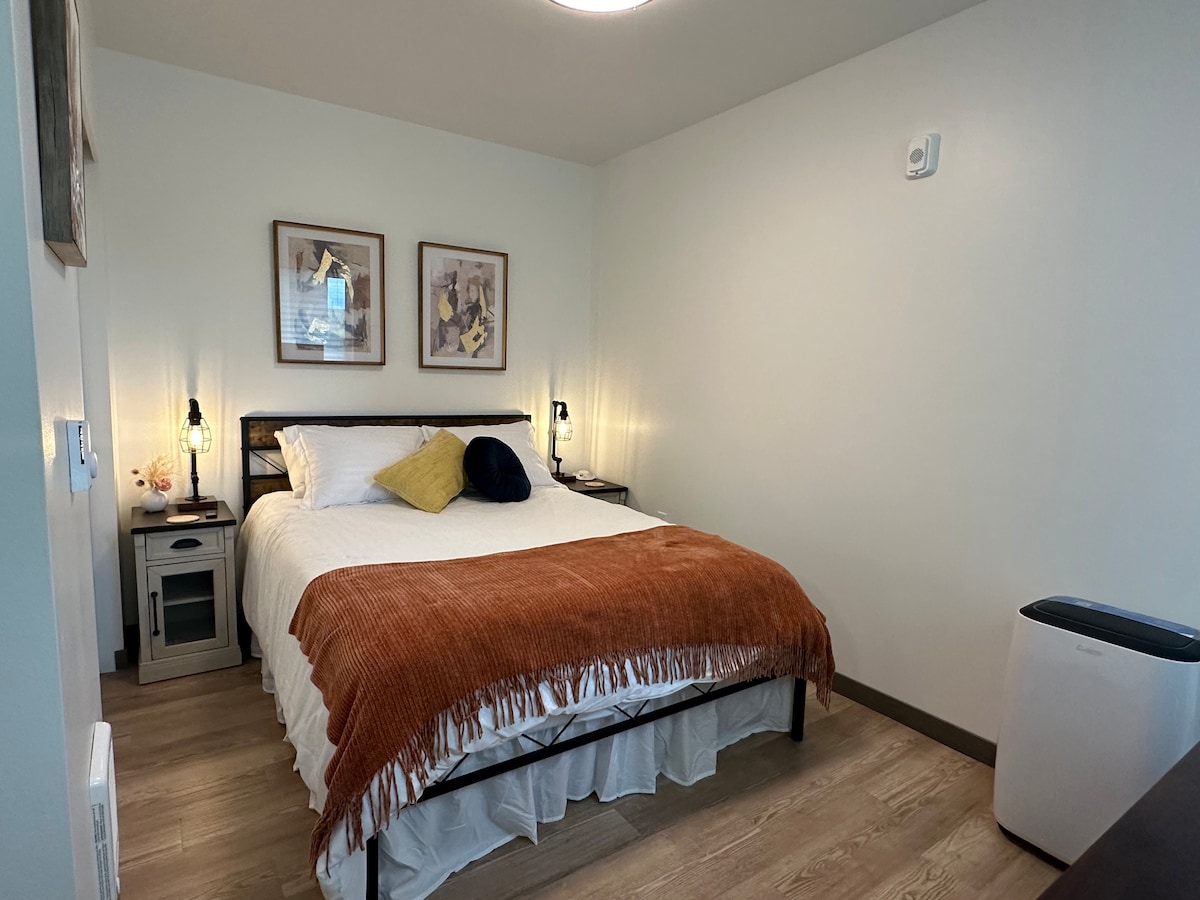 Bedroom with comfy Queen Size memory foam mattress, luxurious sheets and down comforter. You will also find a noise machine available for your convenance.