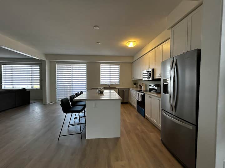 Mins to Cobourg Beach & Wineries