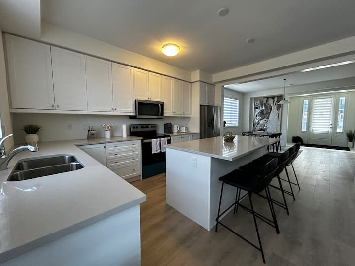Mins to Cobourg Beach & Wineries