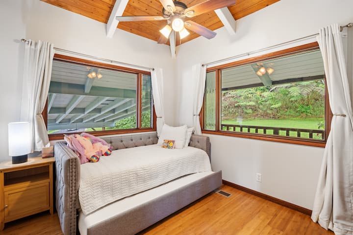 Slaapkamer in tuinmaat, met eenpersoons dagbed, met het uitschuifbed iets naar buiten.