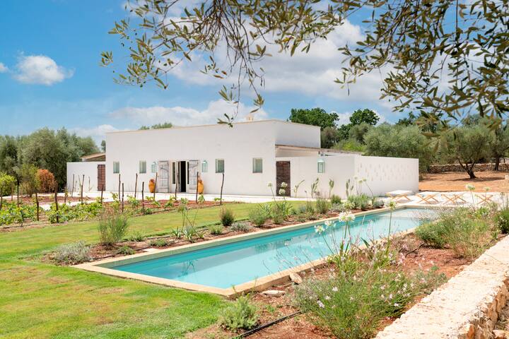 Esclusiva dimora con trullo e piscina a Ostuni