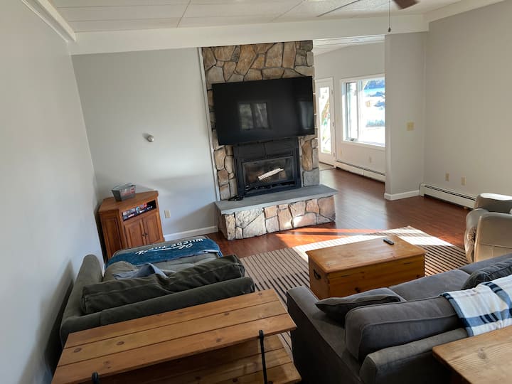 Donja razina djeluje kao privlačna, udobna i udobna jazbina u kojoj se možete udobno smjestiti gledajući film na potpuno novom televizoru s velikim zaslonom visoke razlučivosti postavljenom iznad plinskog kamina. Ležaljka je bračni krevet. 