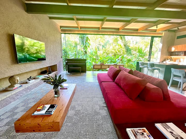 沙发变成一张舒适特大号床 