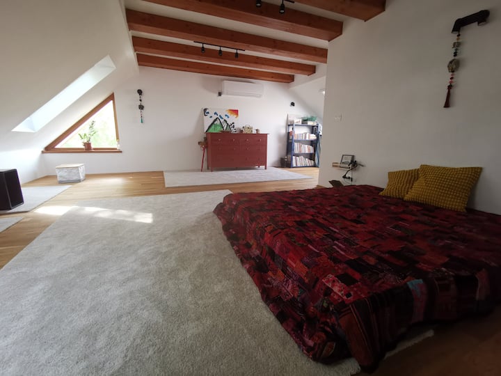 Glavna spavaća soba nalazi se na najvišem katu, dvije razine iznad