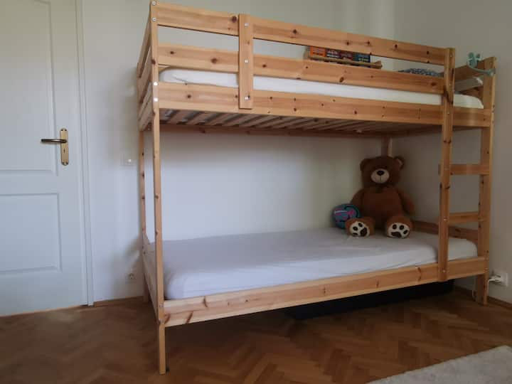 Ova se spavaća soba nalazi na prvom katu, jednu razinu iznad