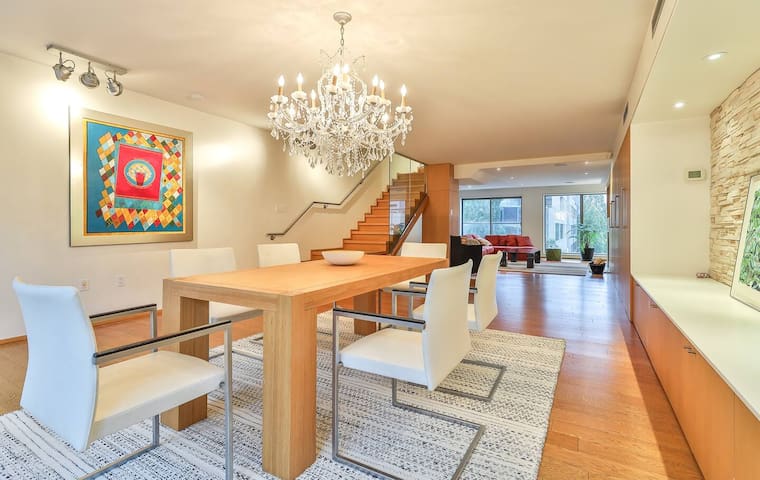 Yorkville Loft w Rooftop Patio- Monthly Rental 306