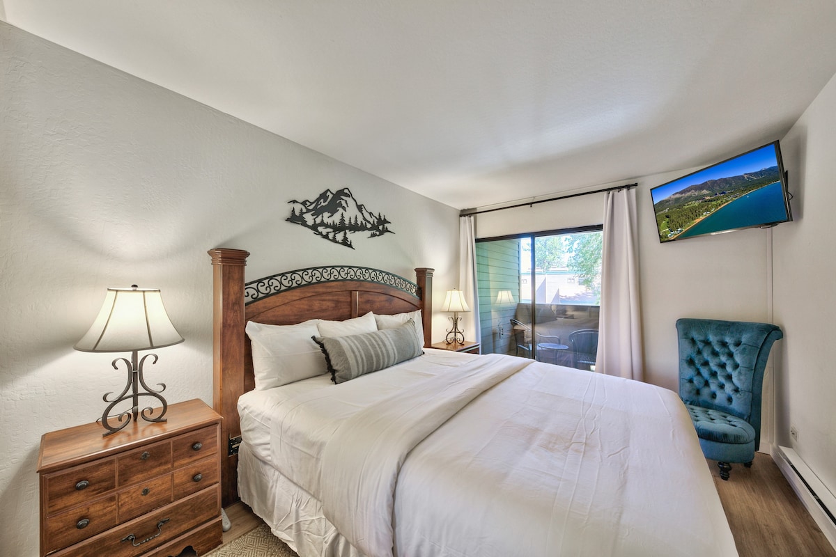 Спалнята разполага с плюшено двойно легло king size, HD телевизор и достъп до балкон