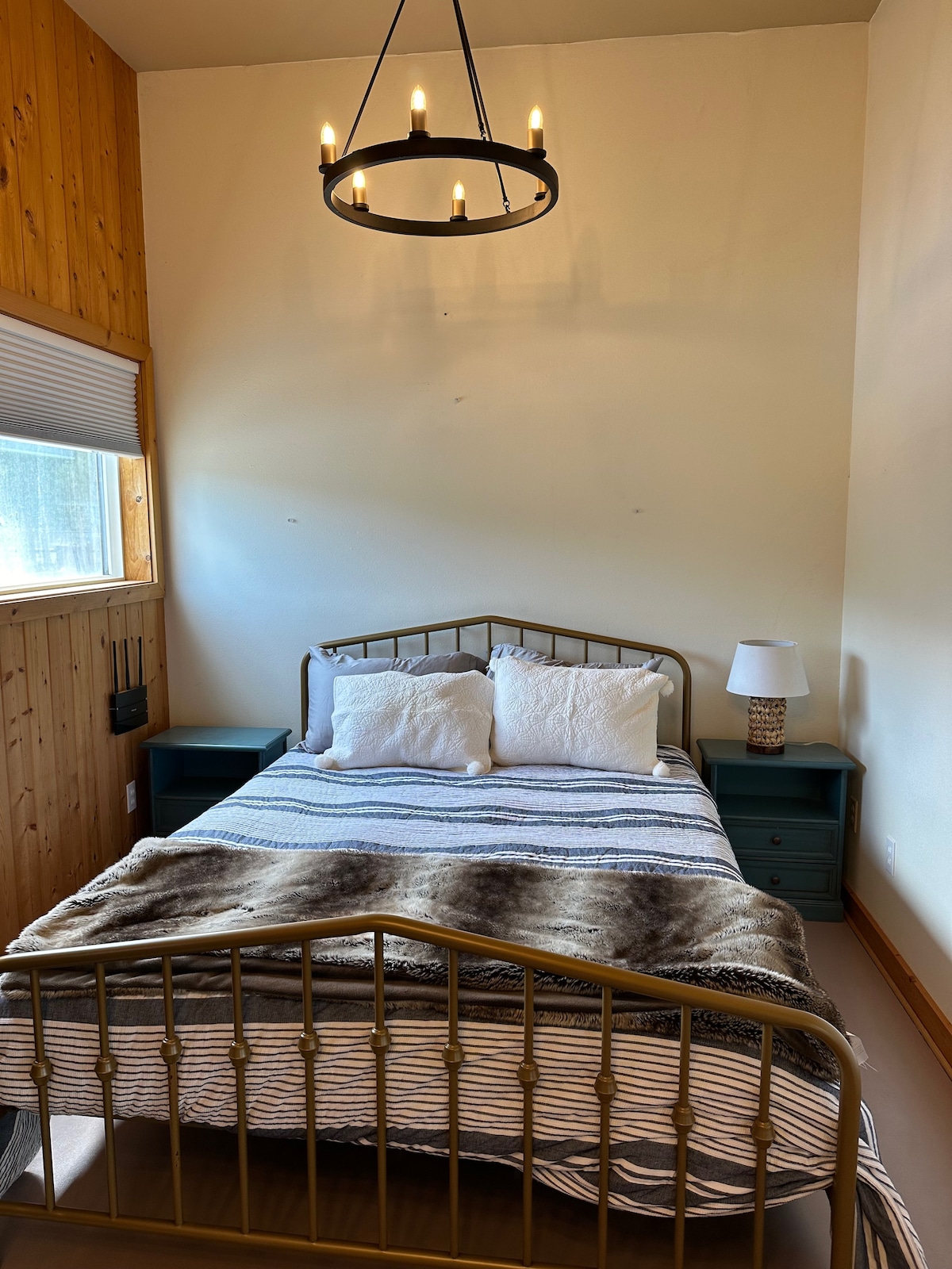 Ndodhet në dhomën e fjetjes, krevat i plotë