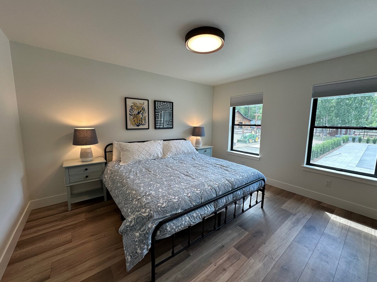 Dhoma e pasme e gjumit, pamja e pishinës. Nuk ka banjë ngjitur