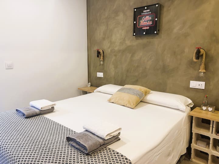 Ideálny priestor pre náročných cestovateľov: široká posteľ, teplé osvetlenie, kvalitné textílie a dekoratívne detaily, ktoré robia rozdiel.