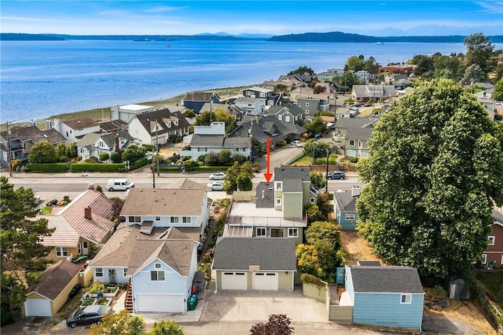 Luxurious 4 Story Home – Steps to Alki Beach