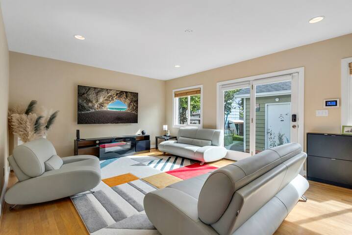 Luxurious 4 Story Home – Steps to Alki Beach gallery image 3
