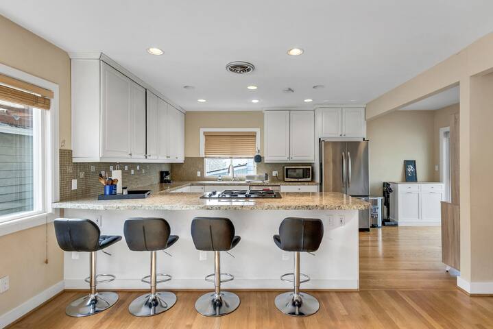 Luxurious 4 Story Home – Steps to Alki Beach gallery image 4