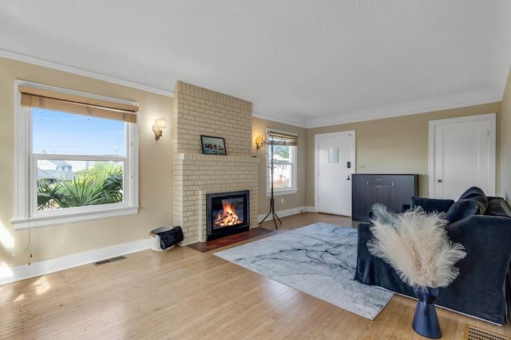 Luxurious 4 Story Home – Steps to Alki Beach gallery image 2