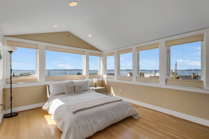 Luxurious 4 Story Home – Steps to Alki Beach gallery image 5