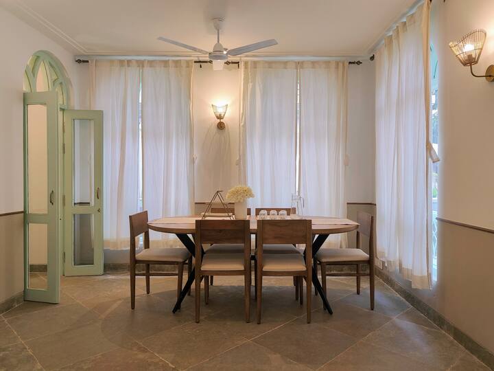 Dining area image 2