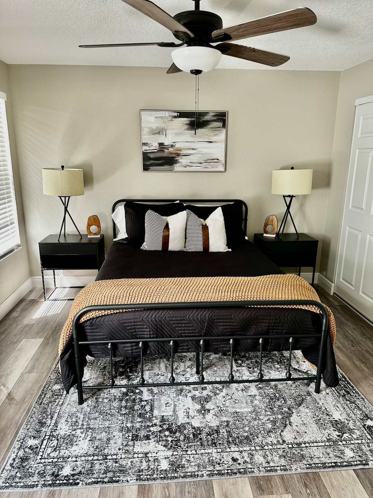 Насладете се на спането в основната баня с лесен достъп до банята на горния етаж. Красива спалня, която ви дава целия комфорт, от който може да се нуждаете.