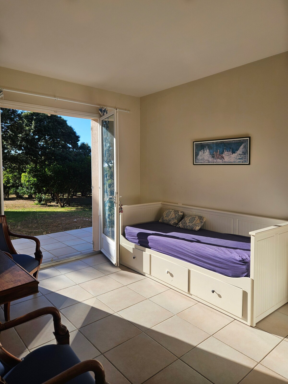 חדר ילדים עם מיטה נפתחת.(180).
צמוד לאולם הקטן, משקפים w.c.
ומקלחת גדולה עם כיורים כפולים.